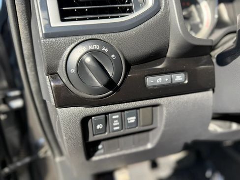 Used 2019 Nissan Titan SV w/ SV Convenience Package AWD/4WD image 18