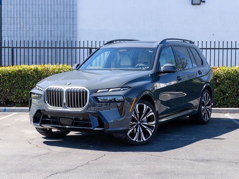 Used 2023 BMW X7 xDrive40i w/ Executive Package image 3