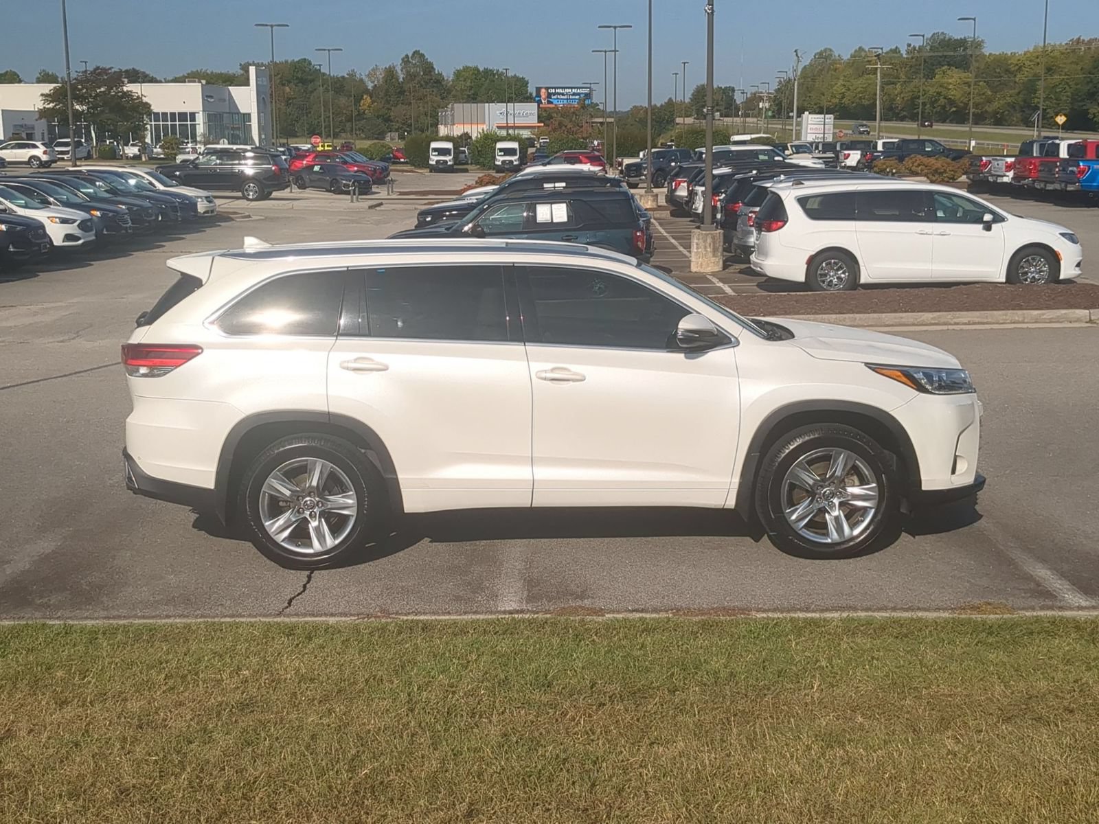 Used 2017 Toyota Highlander Limited AWD/4WD image 2