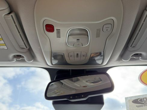 Used 2016 Jeep Renegade Limited image 25