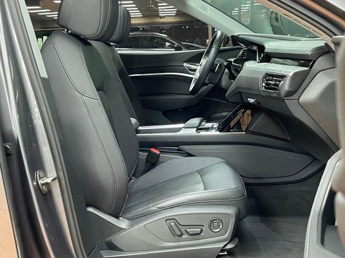 Used 2021 Audi e-tron Premium Plus w/ Premium Plus Package image 27