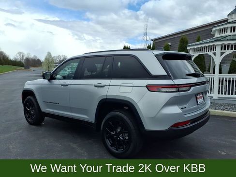 Used 2025 Jeep Grand Cherokee 4WD image 3