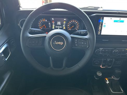 Used 2025 Jeep Gladiator Sport AWD/4WD image 16