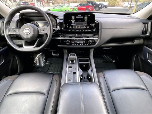 Used 2025 Nissan Pathfinder SL image 16