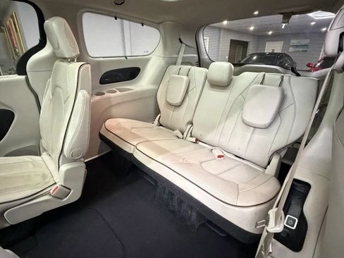 Used 2020 Chrysler Pacifica Limited FWD image 35