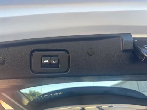 Used 2025 Nissan Pathfinder SV FWD image 9