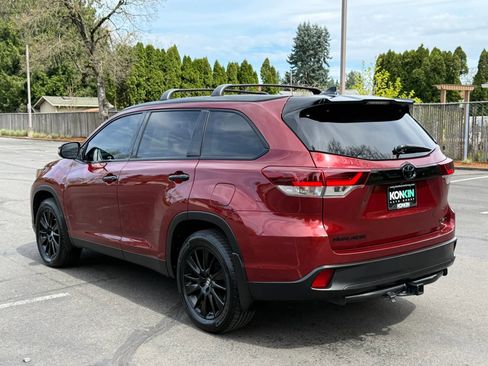 Used 2019 Toyota Highlander SE w/ Nightshade Edition image 3