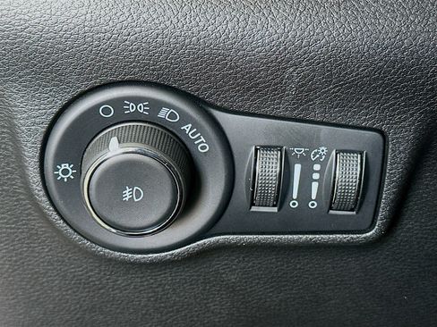 Used 2025 Jeep Compass Trailhawk AWD/4WD image 17