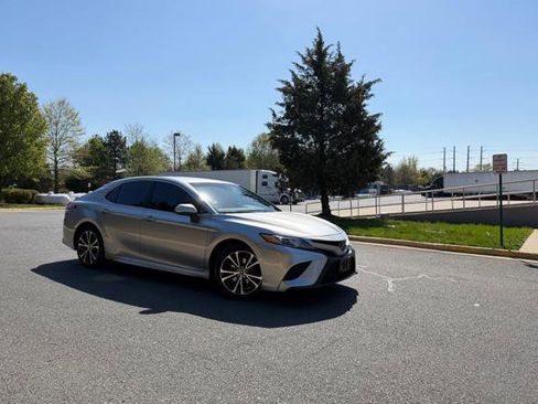 Used 2019 Toyota Camry SE image 2