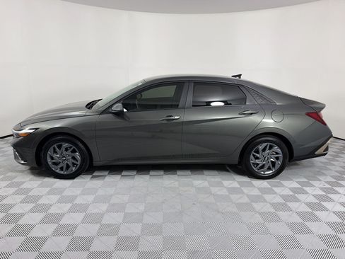 Used 2024 Hyundai Elantra SEL FWD image 2