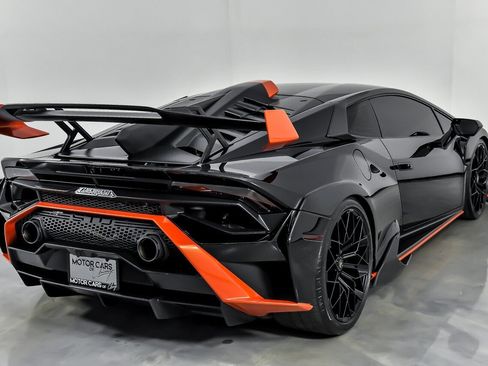 Used 2021 Lamborghini Huracan STO image 17