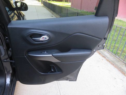 Used 2019 Jeep Cherokee Limited AWD/4WD image 32