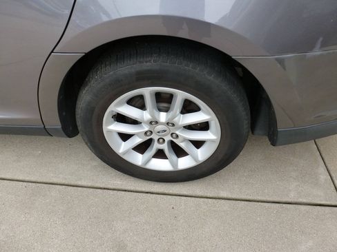 Used 2014 Ford Taurus SE FWD image 16