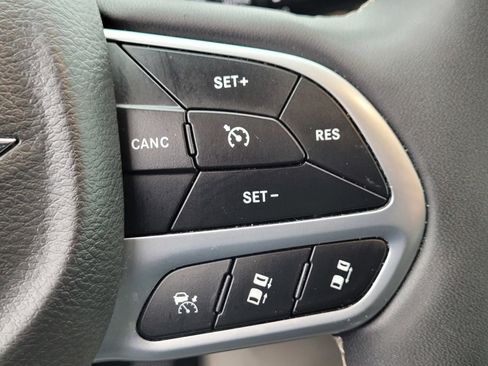 Used 2024 Chrysler Pacifica Limited FWD image 22
