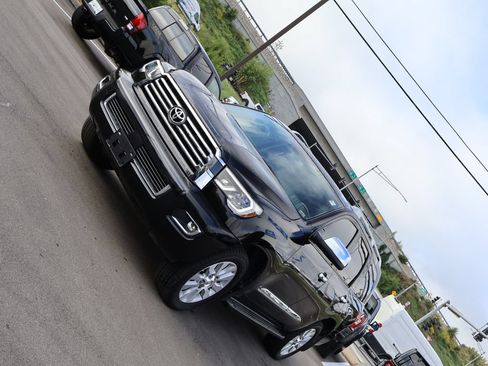 Used 2019 Toyota Sequoia Platinum AWD/4WD image 3