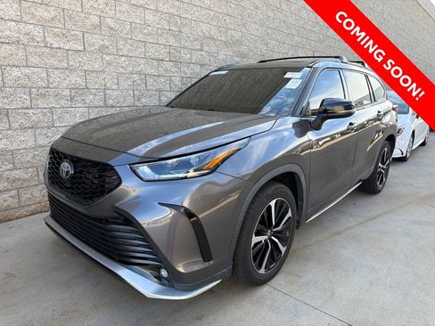 Used 2021 Toyota Highlander XSE FWD image 2