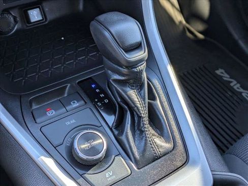 Used 2020 Toyota RAV4 LE image 13