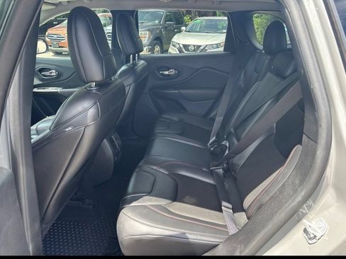Used 2019 Jeep Cherokee Trailhawk w/ Comfort/Convenience Group AWD/4WD image 3