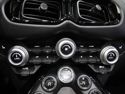 Used 2022 Aston Martin V8 Vantage Roadster image 14