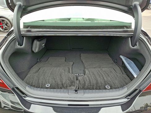 Used 2025 Genesis G70 2.5T image 28