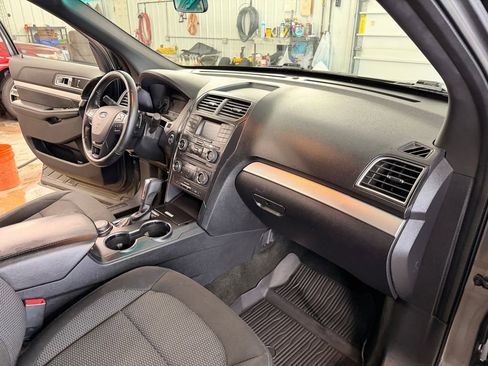 Used 2017 Ford Explorer XLT image 31