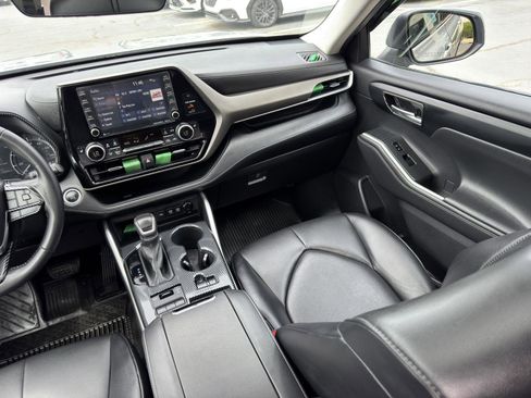Used 2021 Toyota Highlander XLE AWD/4WD image 29