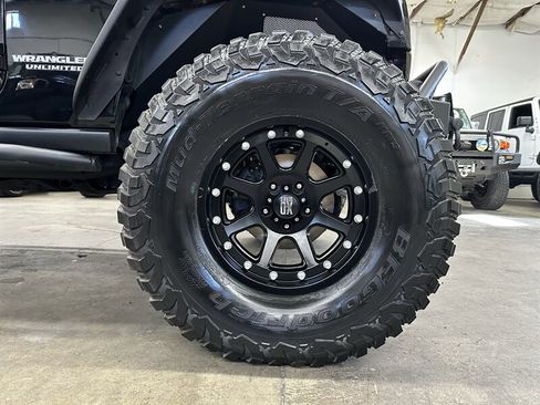 Used 2015 Jeep Wrangler Unlimited Rubicon w/ Connectivity Group AWD/4WD image 10
