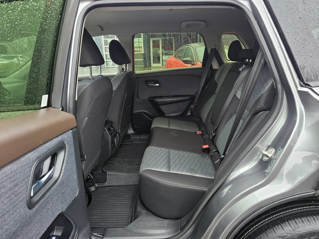 Used 2023 Nissan Rogue SV AWD/4WD image 13