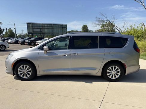 Used 2019 Chrysler Pacifica Touring-L FWD image 5