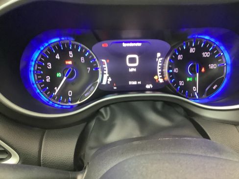 Used 2024 Chrysler Pacifica Touring-L image 19