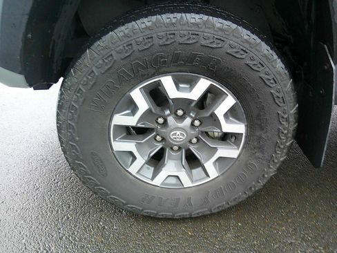 Used 2022 Toyota Tacoma TRD Off-Road w/ Technology Package image 10