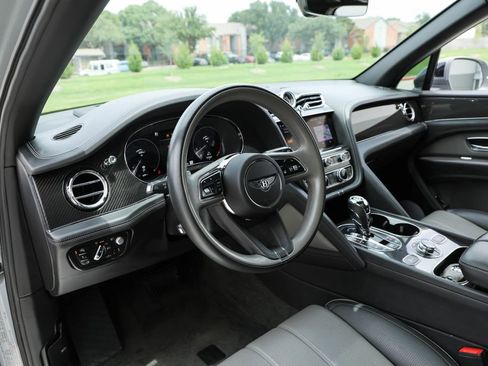 Used 2023 Bentley Bentayga Extended Wheelbase AWD/4WD image 16