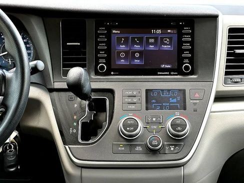 Used 2020 Toyota Sienna LE FWD image 28