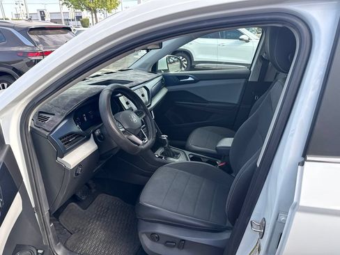 Used 2022 Volkswagen Taos SE w/ Panoramic Sunroof Package FWD image 3