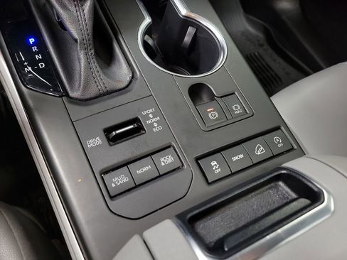 Used 2022 Toyota Highlander XLE AWD/4WD image 16