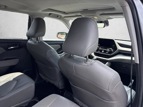 Used 2023 Toyota Highlander XLE AWD/4WD image 26