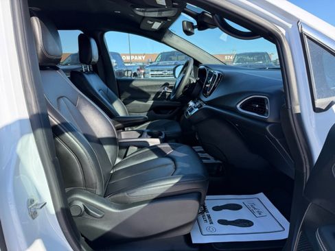 Used 2025 Chrysler Pacifica Select image 11