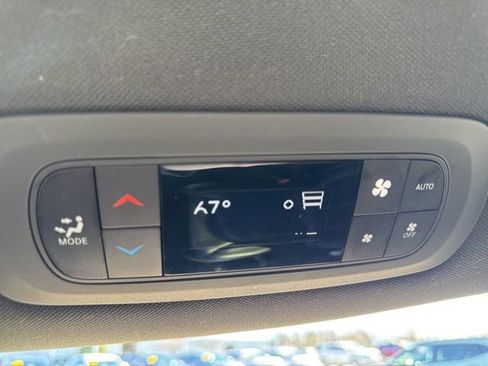 Used 2025 Chrysler Pacifica Select FWD image 25