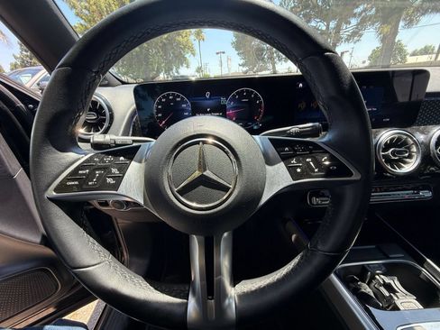 Used 2025 Mercedes-Benz GLB 250 4MATIC image 25