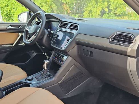 Used 2022 Volkswagen Tiguan SE w/ Panoramic Sunroof Package AWD/4WD image 20