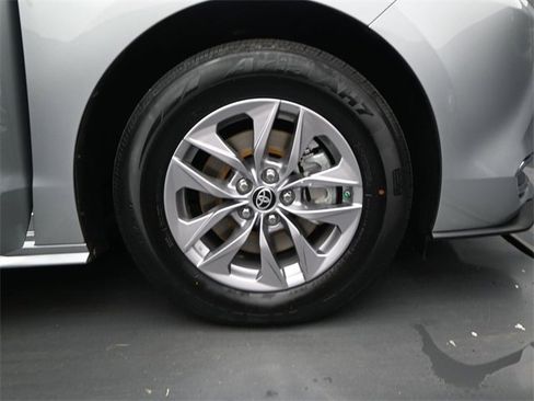 Used 2022 Toyota Sienna XLE image 20