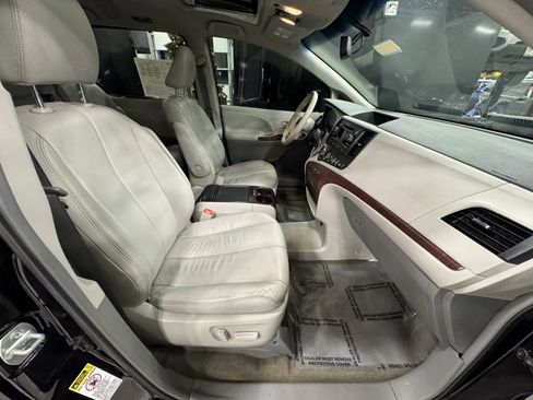 Used 2013 Toyota Sienna XLE image 24