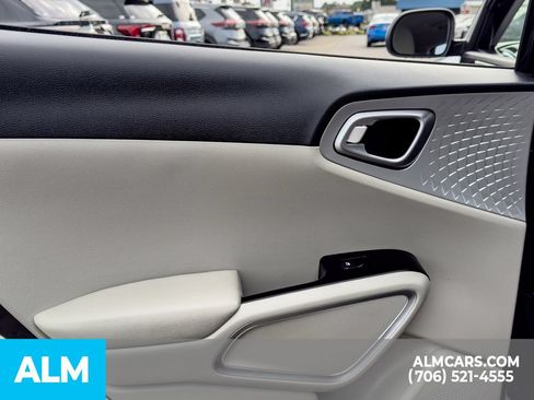 Used 2025 Kia Soul LX w/ LX Technology Package FWD image 10