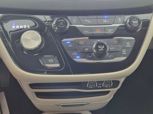Used 2024 Chrysler Pacifica Touring-L FWD image 22