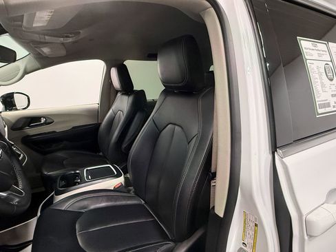 Used 2024 Chrysler Pacifica Touring-L image 59