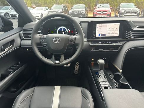 Used 2025 Toyota Camry SE image 2