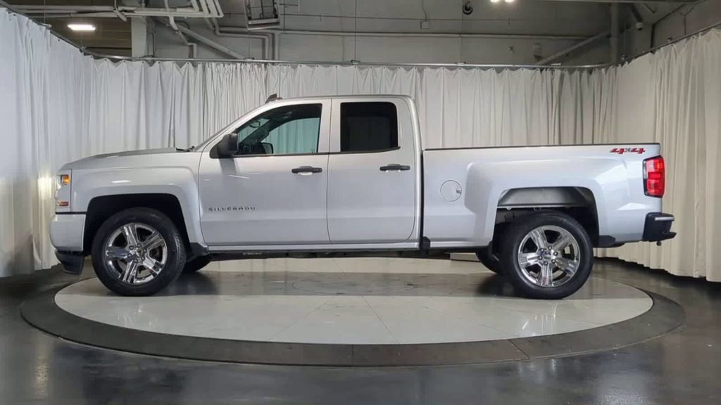 Used 2019 Chevrolet Silverado 1500 Custom w/ Custom Convenience Package AWD/4WD image 6