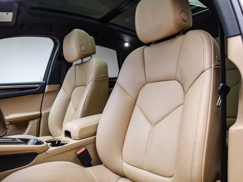 Certified 2025 Porsche Macan image 5