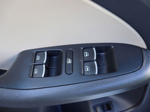 Used 2014 Volkswagen Jetta SE image 25