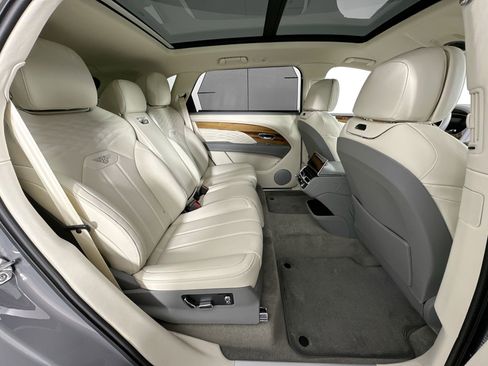 Used 2025 Bentley Bentayga Extended Wheelbase image 24